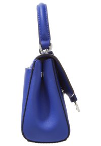 Sac à main en synthétique bleu avec un design structuré, une finition texturée et une courte poignée. Il possède une fermeture éclair en argent et des bords noirs contrastants.