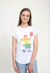 Bílý krátký rukáv tričko s barevným, gradientním grafikou Mickey Mouse s pokynem k míru. Materiál vypadá měkce, standardní střih.