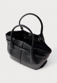 Crna kožna torba s dvostrukim ručkama, otvorenim vrhom i unutarnjim zip džepom. Sadrži zlatni logotip na prednjoj strani i glatku teksturu.