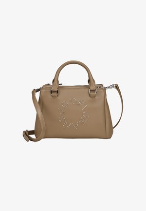 Sac à main en cuir tan avec deux poignées courtes, une bandoulière réglable et des lettres cloutées sur le devant formant un motif circulaire.