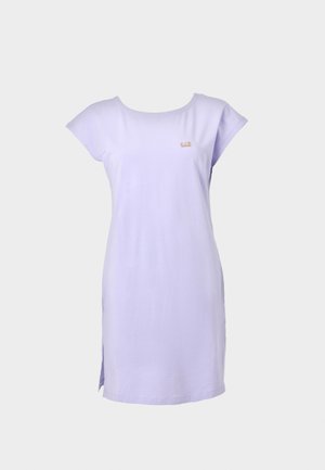 Trumpa levandų spalvos kasdieninė suknelė su apvaliomis kaklo linijomis ir mažu logotipu viršutinėje kairėje krūtinės pusėje.