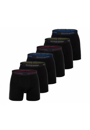 Six paires de boxers noirs avec des ceintures à marque en bleu, vert olive et bordeaux, disposées en diagonale sur fond blanc.