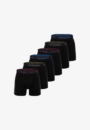 Sei paia di boxer neri con fasce in vita con marchio in blu, verde oliva e bordeaux, disposti diagonalmente su sfondo bianco.