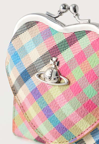 Πολύχρωμο πορτοφολάκι με καρώ μοτίβο, ασημένιο κούμπωμα και μικρό ασημένιο έμβλημα πλανήτη και σταυρού στην υφασμάτινη επιφάνεια.