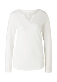 Långärmad vit skjorta i mjukt tyg med V-ringning och en något krökt fåll. Inkluderar etikett på sidan.