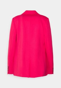 Heldere roze blazer met lange mouwen, een gerekte kraag en knoopdetails aan de manchetten, getoond van achteren tegen een witte achtergrond.