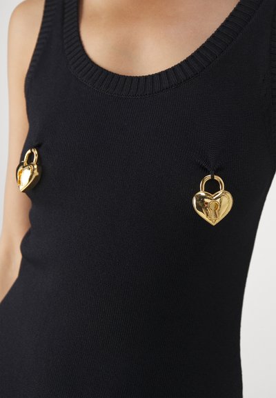 Top din tricot negru, cu decolteu ribat și două lacăte în formă de inimă aurii ca embellishments în zona pieptului. Textură moale.