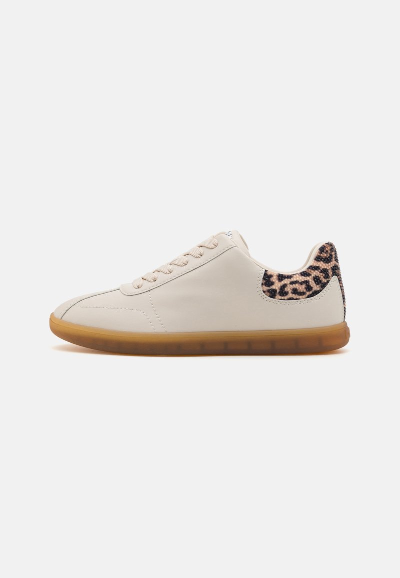 Sneaker in pelle beige con un accento di stampa leopardata testurizzata sul tallone e suola in gomma. Presenta una chiusura con lacci e punta arrotondata.