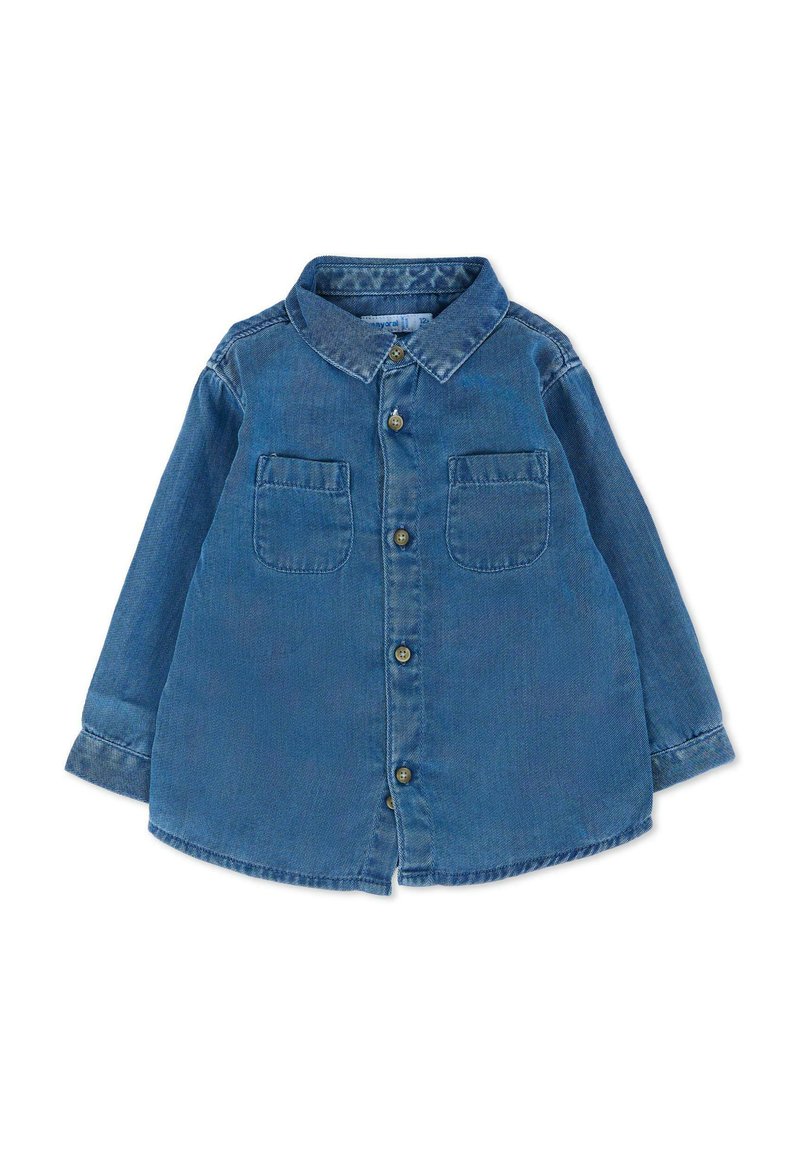 Camicia in denim blu a maniche lunghe con bottoni, colletto e due tasche sul petto, adagiata su uno sfondo bianco.