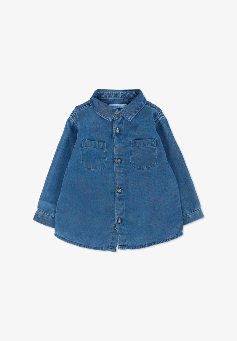 Camicia in denim blu a maniche lunghe con bottoni, colletto e due tasche sul petto, adagiata su uno sfondo bianco.