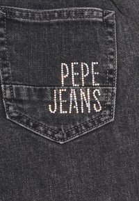 Černé denimové džíny s kapsou na zadní straně, na které je malými multikolorovými kamínky napsáno "PEPE JEANS".