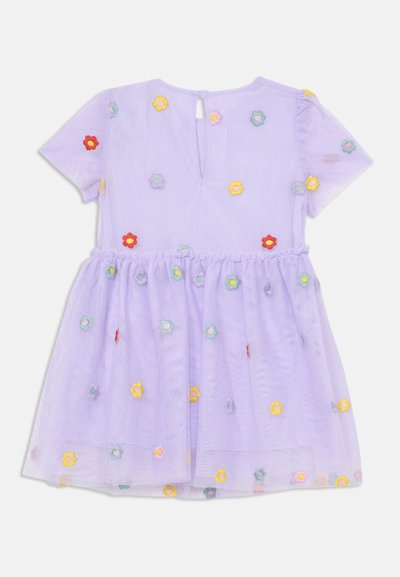 Lila klänning med korta ärmar, prydd med färgglada broderade blommor. Genomskinligt tyg och rynkad midja ger en utsvängd kjol. Nyckelhål i ryggen.