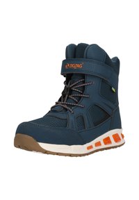 Marinblå och svarta högtoppsneakers med orange detaljer, nätpaneler, vadderad krage och en gummisula med mönstrat grepp. Justerbar rem ingår.