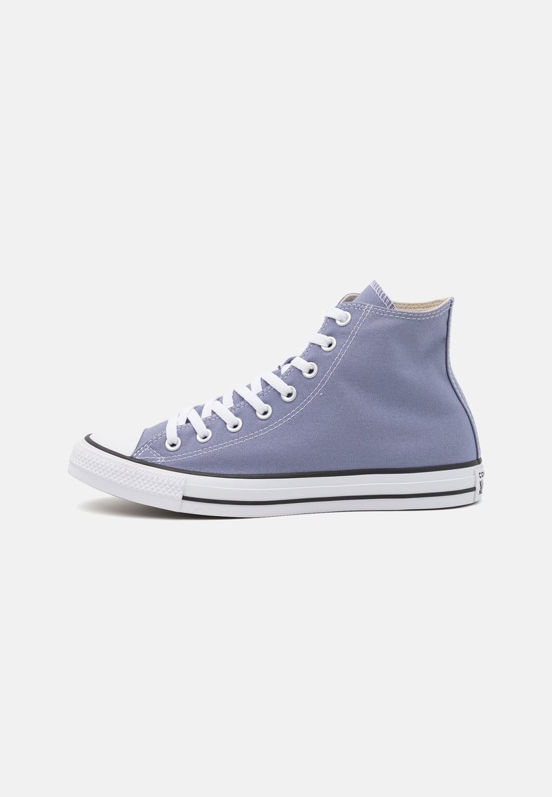 Basket montante en toile violet clair avec lacets blancs et semelle en caoutchouc avec bande noire, vue de côté sur fond blanc.