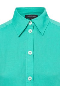 Camicia turchese con colletto a punta, quattro bottoni bianchi e una texture liscia. Etichetta con la dicitura "Franco Callegari", taglia 36.