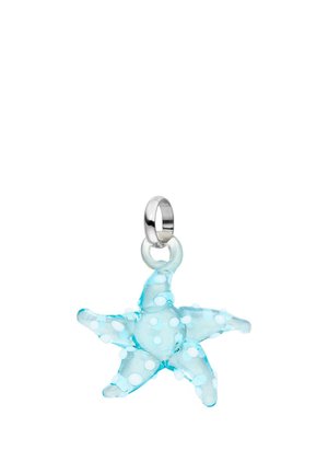 Transparenter hellblauer sternförmiger Anhänger mit weißen Punkten und einer silbernen Öse zum Anbringen an einer Kette oder einem Armband.