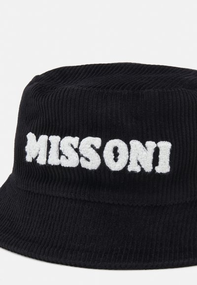 Črn žameten klobuk v obliki vedra s belim vezenim napisom "MISSONI" spredaj. Tkanina ima teksturiran, rebrast videz.