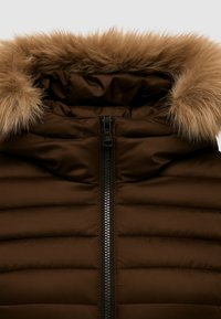 Giubbotto imbottito marrone con cappuccio in pelliccia sintetica staccabile di colore marrone chiaro. Presenta una zip nera e un design trapuntato con strisce orizzontali.