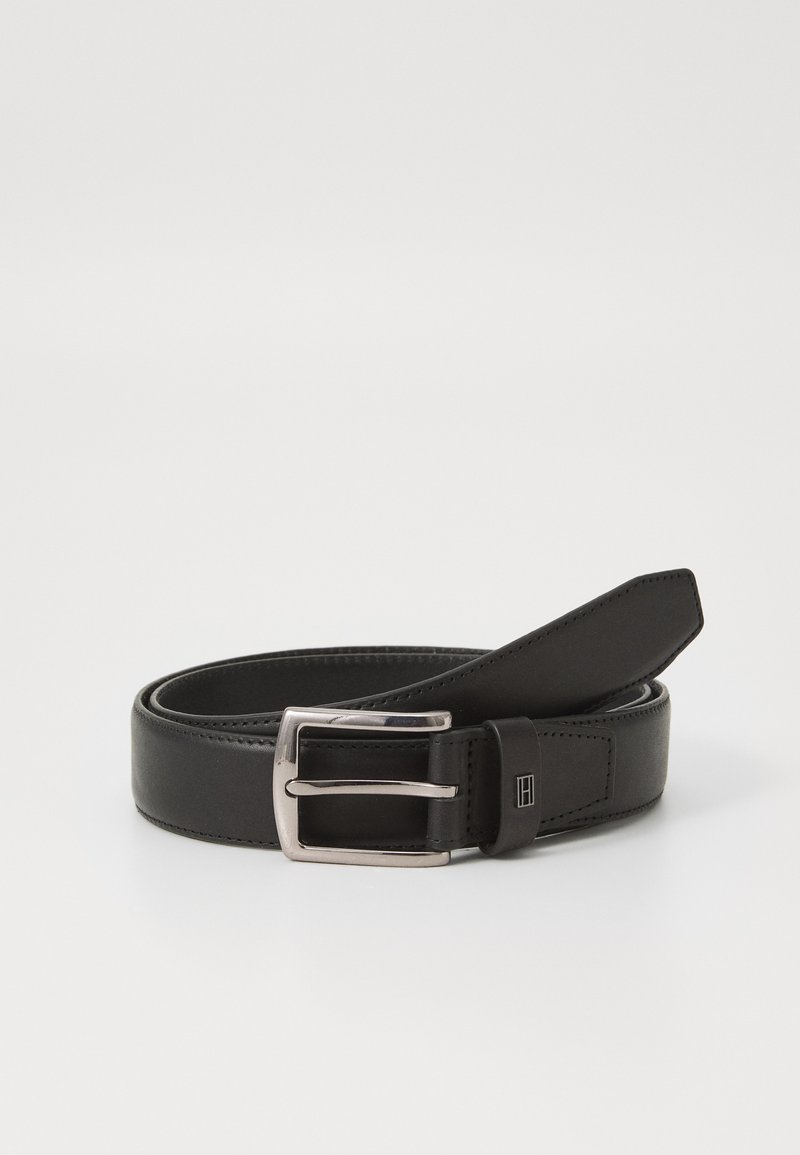 Curea din piele neagră cu o textură elegantă și netedă. Are o cataramă din metal argintiu și un accent discret al brandului aproape de cataramă.
