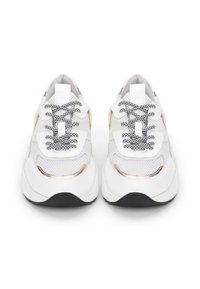 Zapatillas blancas con paneles de malla, acentos metálicos y suelas texturizadas negras. Presentan cordones planos en blanco y negro y una lengüeta acolchada.