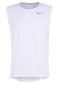 Biały bezrękawnik sportowy z przewiewnego materiału, z okrągłym dekoltem, teksturowaną powierzchnią i małym szarym logo Nike na klatce piersiowej.
