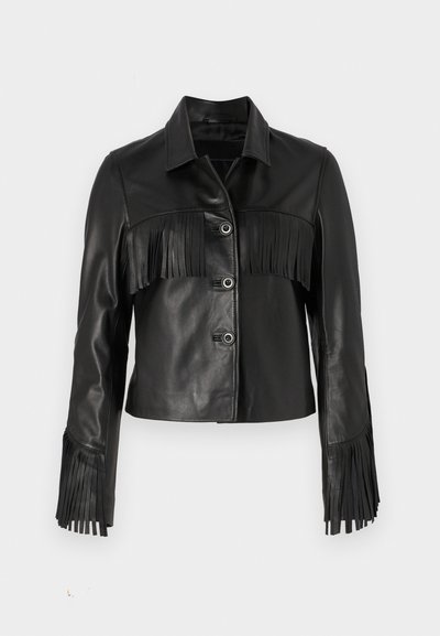 Μαύρο δερμάτινο μπουφάν με λεπτομέρειες φρέντζας στο στήθος και τα μανίκια, κλασικό γιακά και πέντε κουμπιά.