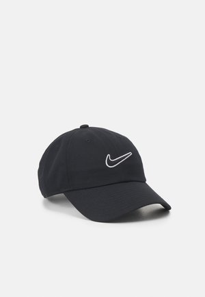 Boné de beisebol preto em algodão com aba curva, apresentando um logo da Nike bordado em branco na frente e uma alça ajustável na parte de trás.