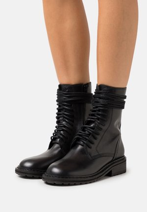 Clarks Botki sznurowane