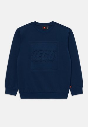 Laine sweatshirt tummansinisellä taustalla, keskellä kohokuvioitu LEGO-logo, pyöreä kaula-aukko ja ribattu hihansuu sekä helma. Pehmeä puuvillasekoitemateriaali.