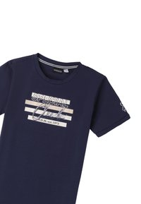 Camiseta de algodón azul marino de manga corta, con un diseño gráfico de texto en blanco y gris claro. Cuello redondo con detalle a rayas.
