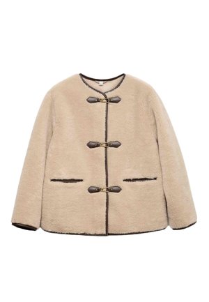 Abrigo de forro polar beige con cuello redondo, ribete marrón y tres cierres delanteros con herrajes dorados y dos bolsillos laterales.