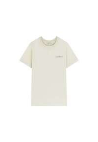 T-shirt beige à manches courtes avec col rond et petit logo noir "THE SCALPERS CO." sur la poitrine gauche.