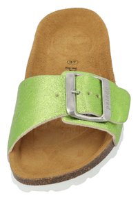 Grön halksandal med metallisk glans, med en silverfärgad spänne och mockainlägg. Sulan är vit och texturerad för bra grepp.