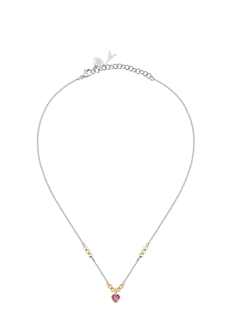 Collana in argento con pendente a forma di cuore di pietra rosa, adornata da accenti dorati e perline decorative. Chiusura a moschettone semplice.