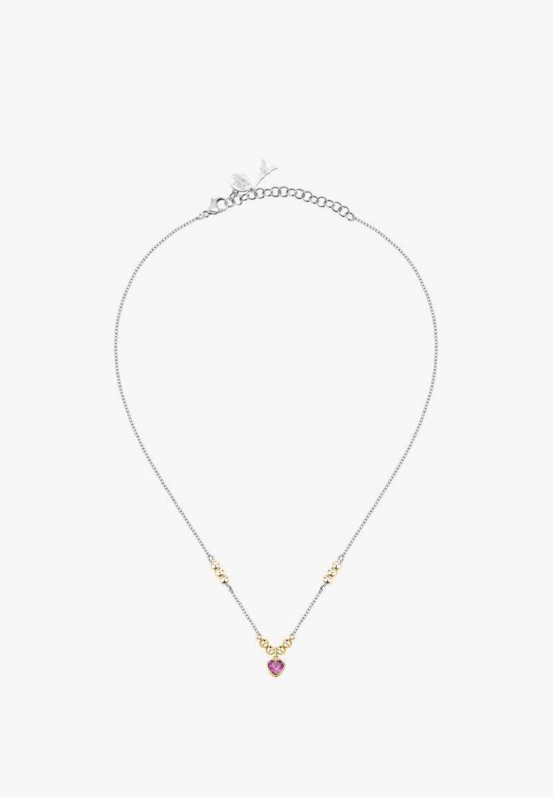 Collana in argento con pendente a forma di cuore di pietra rosa, adornata da accenti dorati e perline decorative. Chiusura a moschettone semplice.