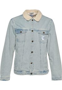 Chaqueta de denim azul claro con cuello de forro polar blanco, cierre de botones, dos bolsillos en el pecho y logo bordado en el bolsillo izquierdo del pecho.