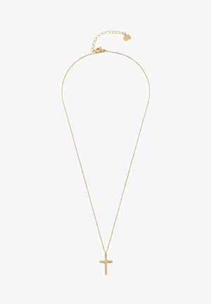 Collarín de cruz de oro sobre una delicada cadena, usado sobre una camisa de textura clara con un escote en V profundo y sutil acanalado vertical.