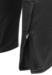 Svarta idrottsshorts tillverkade av slätt tyg, med en siddragkedja som går från nederkanten för justerbar passform och komfort.