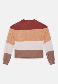 Megztinis su apykakle, turintis horizontalių dryžių bordo, persiko, baltos ir rudos spalvų, su ribotu tekstūru ir ilgomis rankovėmis.