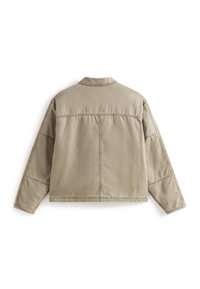 Beżowa kurtka z płótna z kołnierzem, opuszczonymi ramionami i przeszyciami na plecach oraz rękawach.