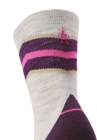 Multifarvet sok i hvid base med lilla og pink striber, trekantet lilla design ved tåen og en lille pink grafisk detalje.