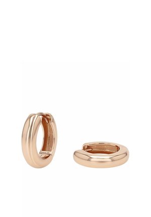Petites boucles d'oreilles créoles en or rose poli avec un design lisse, arrondi et des fermoirs à charnière, présentées sur fond blanc.