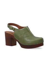 Groene leren klompen met een ronde neus en een slingback bandje. Heeft een blokhak en contrasterende stiksels langs de rand. Bruine houten basis.