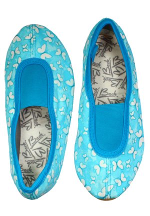 Hellblaue Slipper mit weißen Schmetterlingsmustern, ausgestattet mit einem weichen Obermaterial, einem elastischen Einstieg und einem gemusterten Innenfutter.