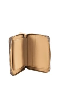 Portafoglio in pelle marrone con zip dorata, dotato di più scomparti per carte e un interno beige. Compatto, con una texture liscia e un design snello.