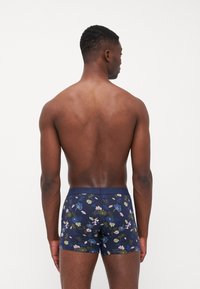 Marina-blå boxershorts med ett blommönster i nyanser av rosa och grönt. Mjuk tygkvalitet med en åtsittande passform och en solid midjeelastisk.