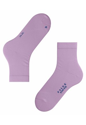 Lavendelfarbene Knöchelsocken aus weichem Stoff, mit gerippten Bündchen und blauem Aufdruck "FALKE RUN RIB" am Boden.