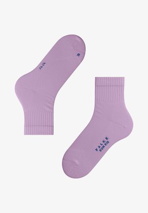 Lavendel enkelsokken van zachte stof, met geribbelde boorden en een blauwe bedrukte logo "FALKE RUN RIB" aan de onderkant.