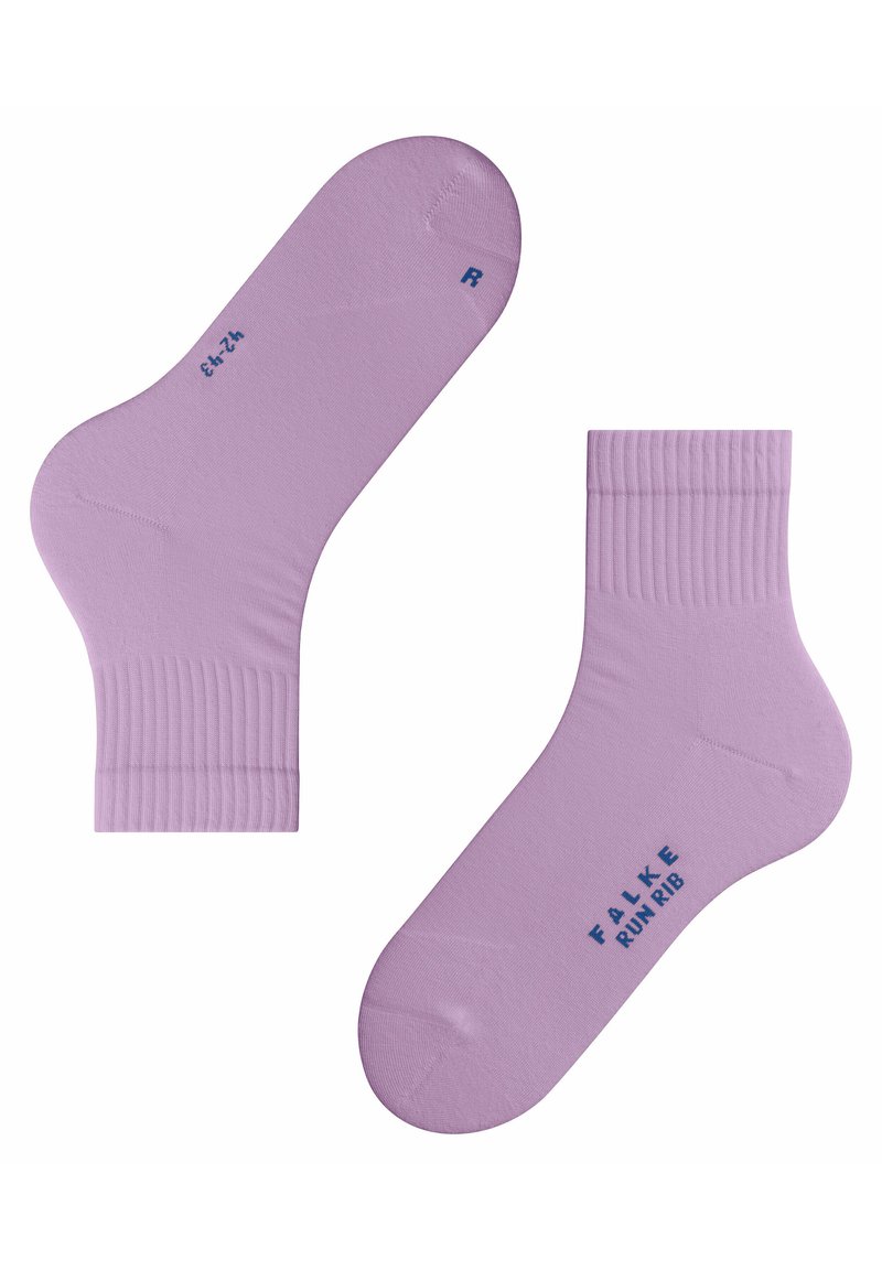 Lavendelfarbene Knöchelsocken aus weichem Stoff, mit gerippten Bündchen und blauem Aufdruck "FALKE RUN RIB" am Boden.