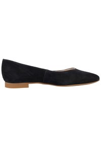 Chaussure plate en daim noir avec un bout pointu et une semelle basse beige, vue de côté.